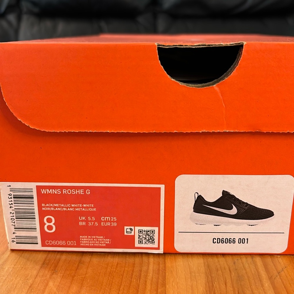 Nike Women’s Black and White Athletic Running Shoes - Picture 15 of 16